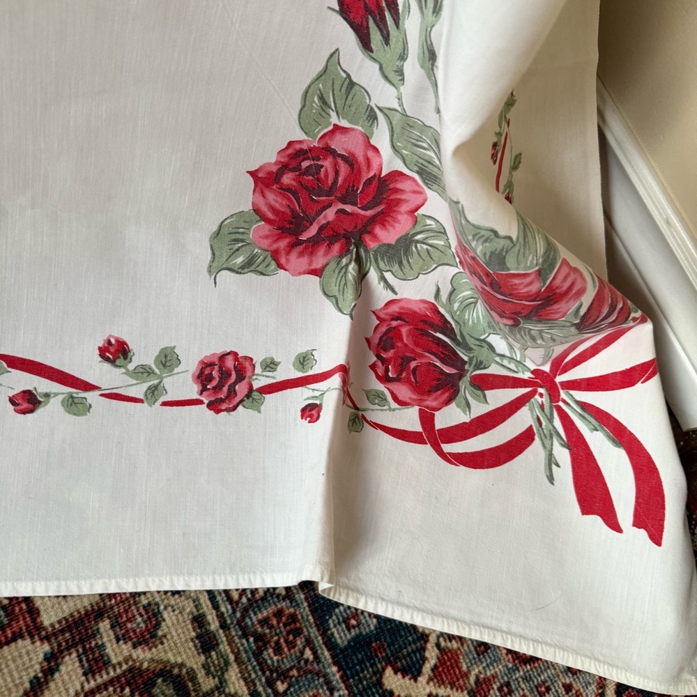 1960s Rose & Coquette Bow Cotton Tablecloth - Picture 7 of 11